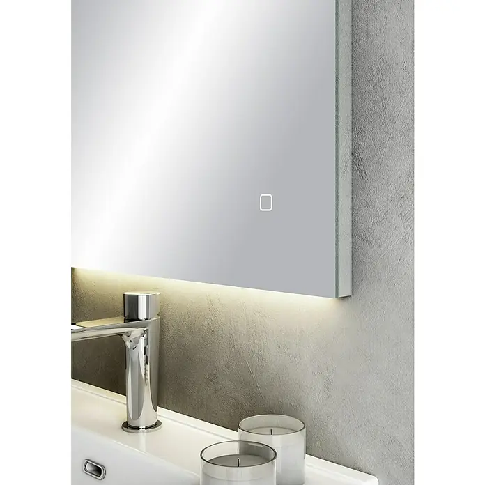 Camargue Pull LED-Lichtspiegel - 55 x 90 cm - Elegantes Badezimmer-Setup mit beleuchtetem Spiegel, modernem Wasserhahn und dekorativen Kerzen. Ideal für stilvolle Badezimmerdesigns.