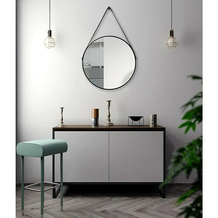 Aurlane Espejo con marco Black Belt - Diámetro: 60 cm, Negro - Interior elegante con un espejo redondo moderno sobre un aparador chic, flanqueado por lámparas colgantes y un taburete de bar verde menta.