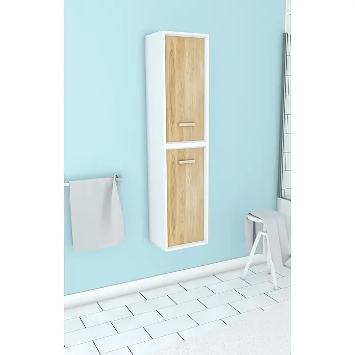 Aurlane Armario colgante de baño Fjord - L x An x Al: 25 x 35 x 150 cm, Blanco/Madera - Esta imagen muestra un armario de baño blanco con dos frentes de madera sobre una pared azul claro. El armario tiene manijas plateadas y está en un baño.