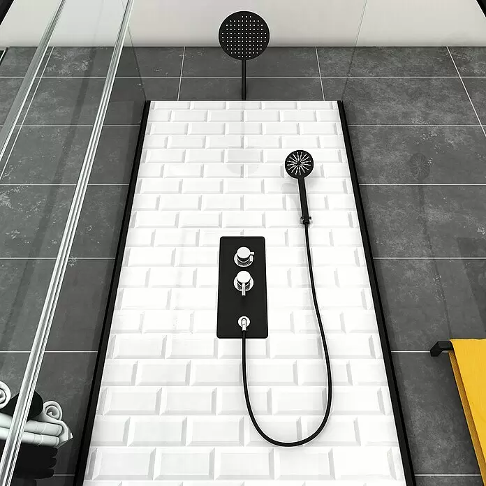 Aurlane Komplettdusche Metro 80 - 80 x 80 x 225 cm, Weiß/Schwarz/Silber - Moderne schwarze Duschpaneel mit zwei Duschköpfen und Chromarmaturen, vor weißen U-Bahn-Fliesen im modernen Bad.