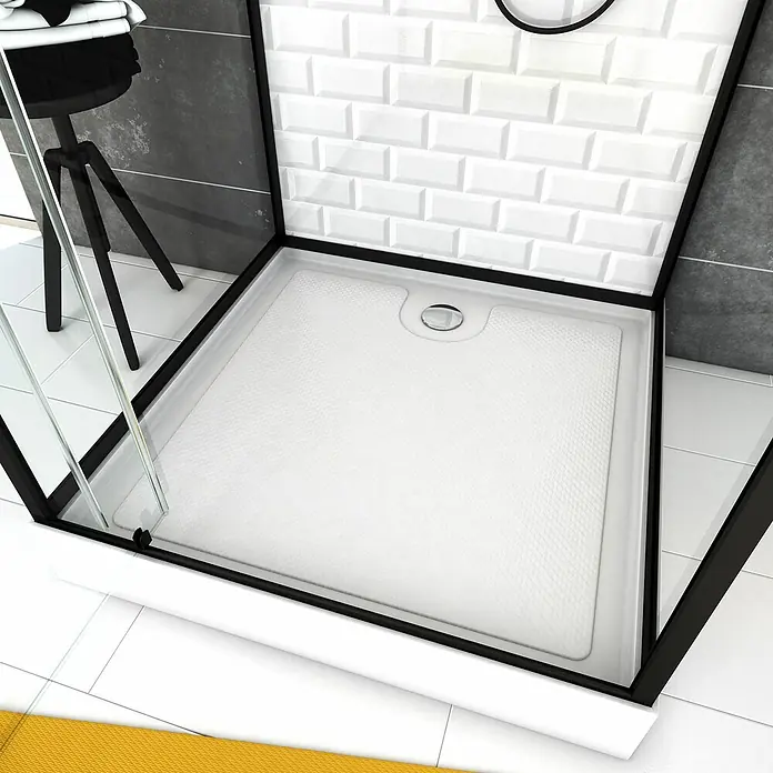 Aurlane Designdusche Metro 90 - 90 x 90 x 225 cm, Weiß/Schwarz/Silber - Aufsicht auf eine Duschwanne mit schwarzem Rahmen, die sich in einem Badezimmer mit weißen Fliesen befindet.