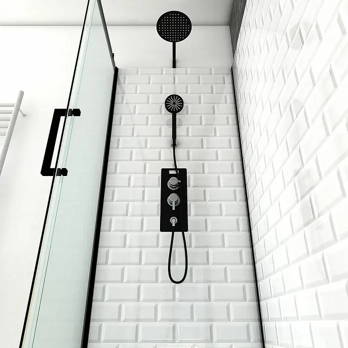 Aurlane Komplettdusche Metro 110 - 80 x 110 x 230 cm, Weiß/Schwarz/Silber - Duscharmatur mit schwarzer Steuerung und rundem Duschkopf vor weißer Ziegelwand für ein modernes Badezimmerdesign.\n