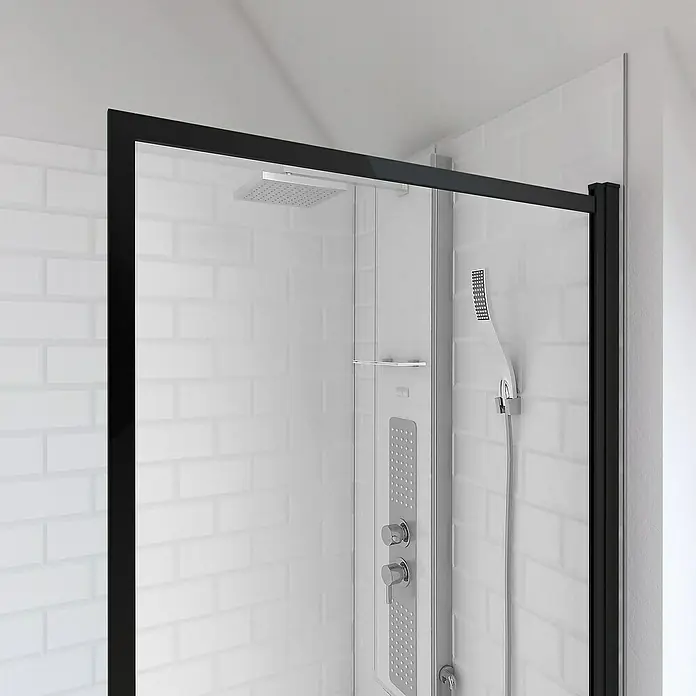 Aurlane Mampara para bañera Black Edge - An x Al: 75 x 130 cm, 1 ud., Negro - Imagen de una moderna cabina de ducha con marco negro y paredes de azulejos blancos, que muestra un diseño de baño elegante.