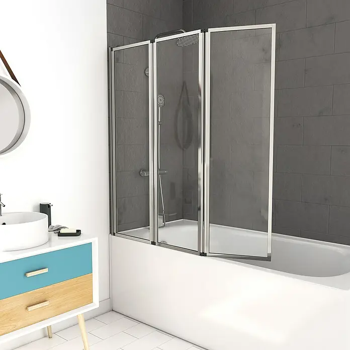 Aurlane Badewannenaufsatz Triple - B x H: 125 x 143 cm, 3 Stk., Silber - Ein Badezimmer mit einer Badewanne und einer dreiteiligen Badewannenabtrennung aus Glas mit silbernen Rahmen.