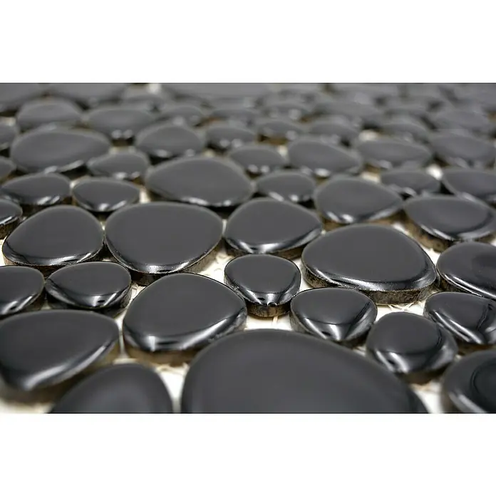 Mosaikfliese Kiesel Uni XKM 890N - 27,5 x 27,5 cm, Schwarz, Glänzend - Nahaufnahme von glänzenden schwarzen Kieselsteinen, die ein modernes und stilvolles Mosaik für Badezimmerböden und Wanddekorationen bilden.