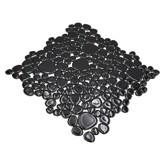 Mosaikfliese Kiesel Uni XKM 890N - 27,5 x 27,5 cm, Schwarz, Glänzend - Schwarze Kieselsteinmatte, ideal für Badezimmer oder als dekoratives Element. Elegantes Design mit glatten, dunklen Steinen.