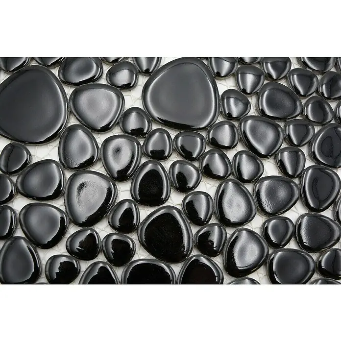 Mosaikfliese Kiesel Uni XKM 890N - 27,5 x 27,5 cm, Schwarz, Glänzend - Nahaufnahme von glänzenden schwarzen Kieselsteinen, die ein elegantes und modernes Mosaikmuster bilden. Ideal für stilvolle Wand- und Bodengestaltungen.