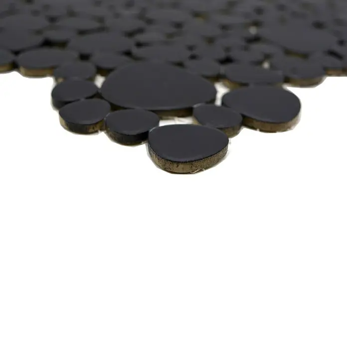 Mosaikfliese Kiesel Uni XKM 892N - 27,5 x 27,5 cm, Schwarz, Matt - Detailansicht eines Mosaiks aus schwarzen, runden Glassteinen, die ein modernes und elegantes Design für Wände und Böden bieten.
