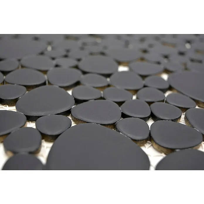Mosaikfliese Kiesel Uni XKM 892N - 27,5 x 27,5 cm, Schwarz, Matt - Nahaufnahme einer schwarzen Kieselmosaikfliese mit einem modernen und minimalistischen Design, ideal für Badezimmerböden oder Akzentwände.