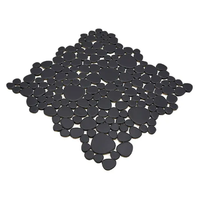 Mosaikfliese Kiesel Uni XKM 892N - 27,5 x 27,5 cm, Schwarz, Matt - Ein schwarzer Badteppich mit Kieselsteinmuster auf schwarzem Hintergrund. Dieser Teppich ist perfekt für jedes Badezimmer.