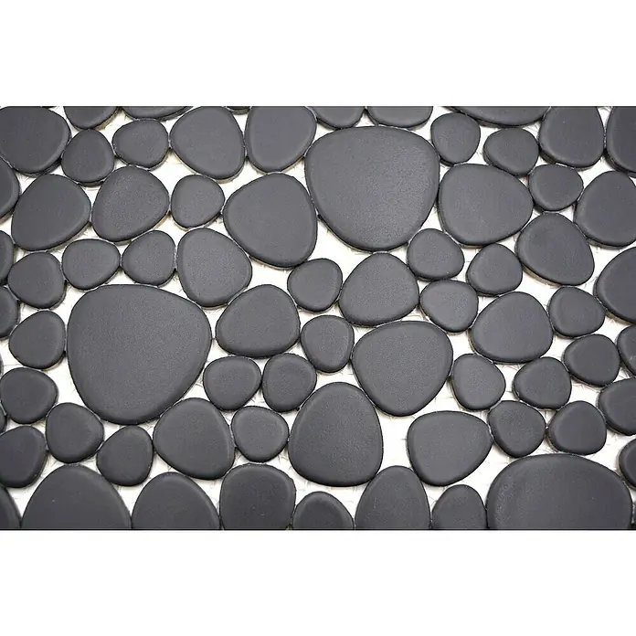 Mosaikfliese Kiesel Uni XKM 892N - 27,5 x 27,5 cm, Schwarz, Matt - Nahtlose Nahaufnahme eines Mosaiks aus grauen, abgerundeten Kieselsteinen auf einem hellen Untergrund. Ideal für Badezimmer oder als dekoratives Element.