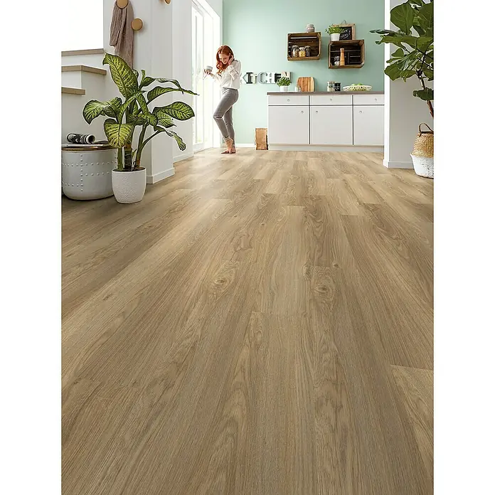 Decolife Designbodenmuster Nature Base Land Oak330 x 200 x 7,5 mm, Landhausdiele - Einladendes Interieur mit hellem Holzfußboden, der Wärme und natürliche Eleganz in den Raum bringt. Eine stilvolle und moderne Bodenlösung.
