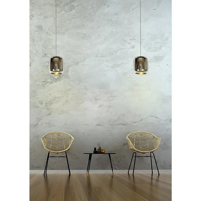 Lucide Eryn Pendelleuchte - L x B x H: 20 x 20 x 157 cm, Anzahl Leuchtmittel: 1 Stk. - Zwei elegante Hängelampen erhellen eine stilvolle Sitzecke mit Rattanstühlen und einem Beistelltisch, die eine warme und einladende Atmosphäre schaffen.