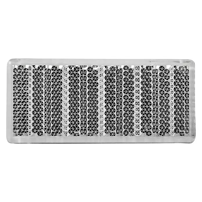 Stema Reflektor - Aluminium, Geeignet für: PKW-Anhänger, Weiß - Das Bild zeigt einen rechteckigen, silbernen Gittereinsatz mit einer feinen Dreiecksstruktur. Der Filter hat abgerundete Kanten und eine glänzende Oberfläche.