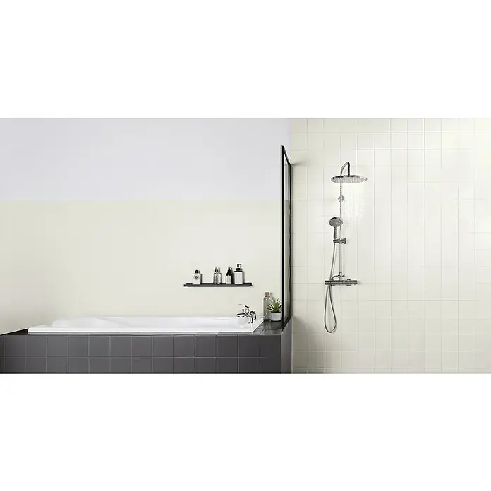 V33 Esmalte para azulejos Renovation Perfection - Lino, 750 ml, Satinado - Un baño moderno con ducha de lluvia, azulejos blancos y bañera con azulejos oscuros. El sistema de ducha es el punto focal de la habitación.