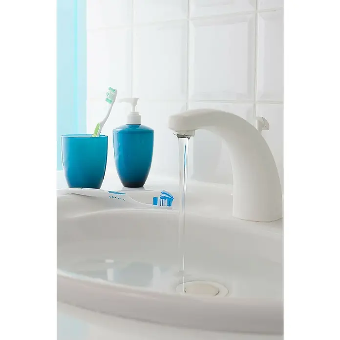 V33 Esmalte Sanitarios Renovation Perfection - Blanco, 1 l - Un lavabo impecable con agua corriente, dispensador de jabón y cepillos de dientes. El ambiente sanitario evoca una sensación de frescura e higiene.