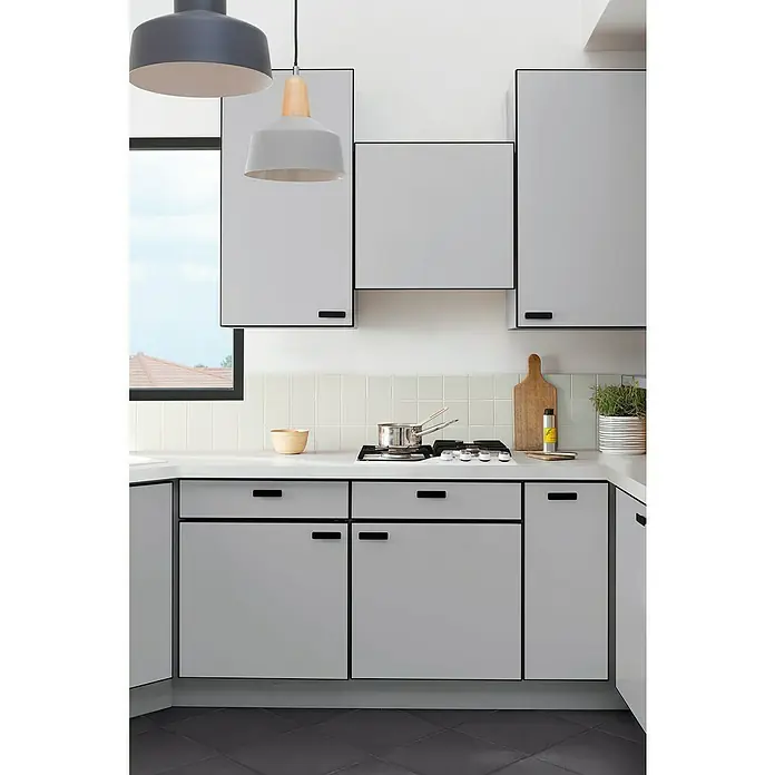 V33 Esmalte Cocinas Renovation Perfection - Flor de sal, 750 ml, Satinado - Cocina luminosa con armarios grises, tiradores negros y encimera con fogones. Diseño moderno para experiencias culinarias.