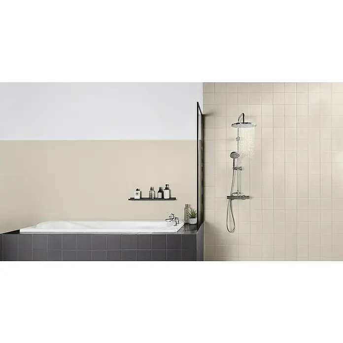 V33 Esmalte para azulejos Renovation Perfection - Centeno, 75 ml, Satinado - Un baño moderno con bañera exenta, estante oscuro con artículos de aseo y ducha con azulejos claros.