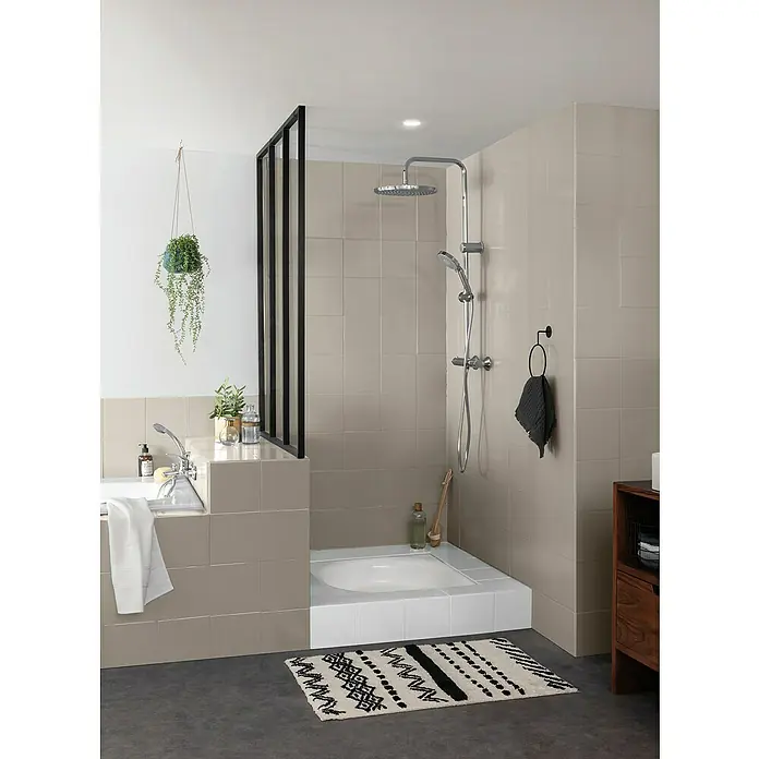 V33 Esmalte para azulejos Renovation Perfection - Centeno, 75 ml, Satinado - Elegante baño con ducha a ras de suelo, azulejos beige y alfombra estampada.