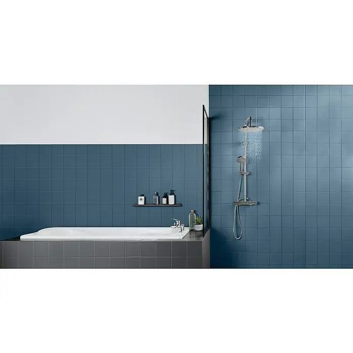V33 Esmalte para azulejos Renovation Perfection - Azul profundo, 75 ml, Satinado - Un baño con bañera, azulejos azules y un grifo de ducha con agua corriente. El grifo es cromado.