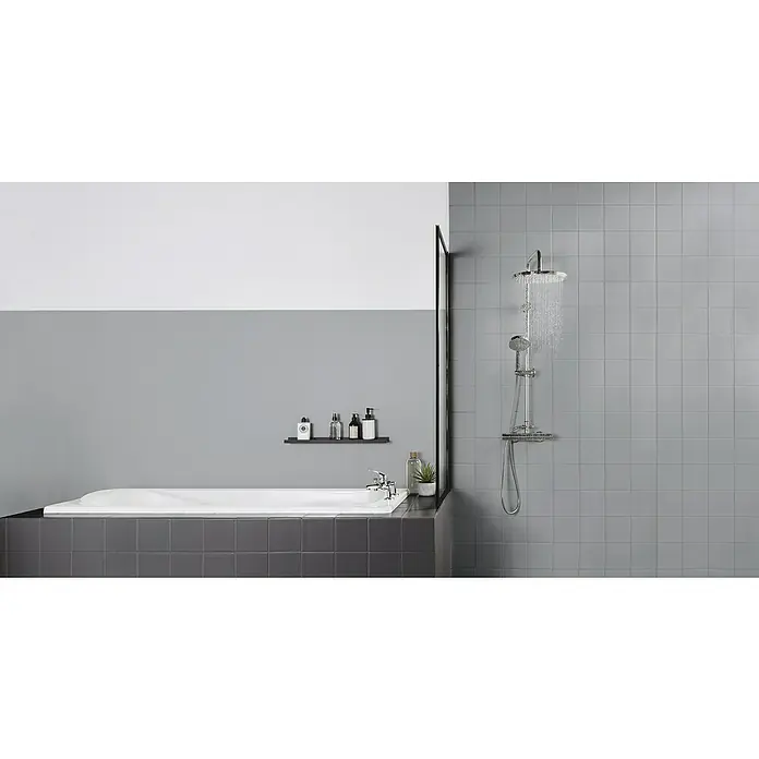 V33 Esmalte para azulejos Renovation Perfection - Gris delfín, 2 l, Satinado - Un baño moderno con bañera exenta y ducha de lluvia que ofrece una experiencia de baño lujosa.