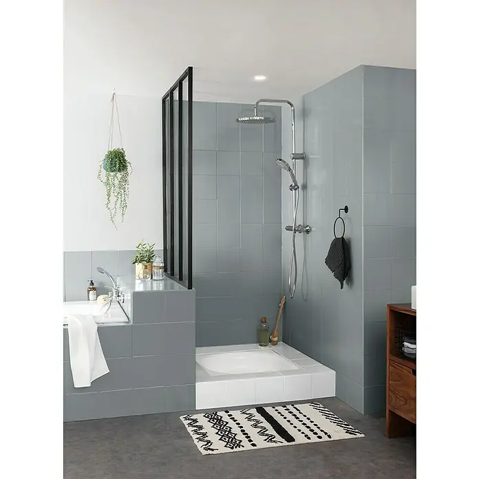 V33 Esmalte para azulejos Renovation Perfection - Gris delfín, 2 l, Satinado - Un baño moderno con azulejos grises, una ducha a ras de suelo y una alfombra decorativa para un ambiente elegante.