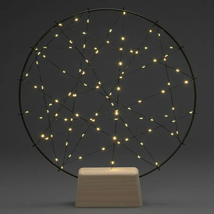 Konstsmide LED-Weihnachtsdekoleuchte Ring - 8 x 36 x 39,5 cm, Schwarz, Braun, Netzbetrieben, LED - Dekorative Tischleuchte mit kreisförmigem Design und warmweißen LED-Lichtern auf einem Holzsockel für eine gemütliche Atmosphäre.
