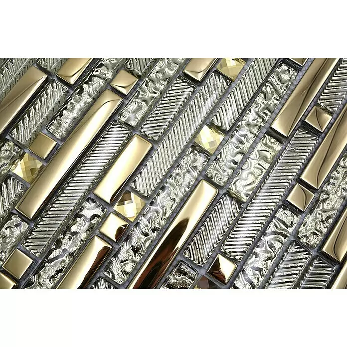 Mosaikfliese Crystal Mix XCM GV918 - 29,8 x 33,8 cm, Gold, Glänzend - Goldene und silberne Mosaikfliesen aus Metall und Glas mit verschiedenen Texturen, darunter glatte, gestreifte und facettierte Quadrate, diagonal angeordnet.