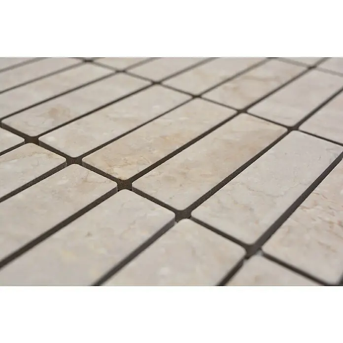Mosaikfliese Stäbchen Uni ST SO 45 - 29,7 x 29 cm, Beige, Matt - Nahaufnahme von rechteckigen, beigen Marmorfliesen mit dunklen Fugenlinien, die eine elegante und natürliche Boden- oder Wandverkleidung zeigen.