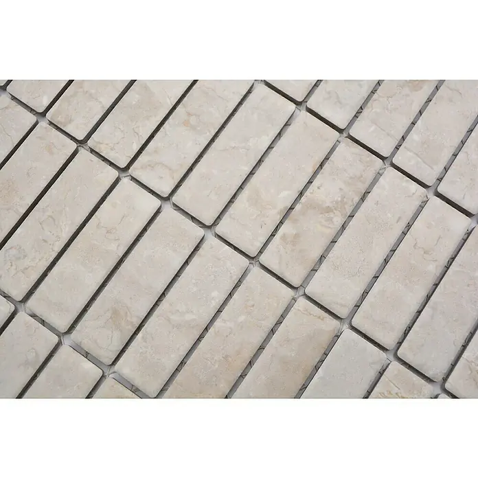 Mosaikfliese Stäbchen Uni ST SO 45 - 29,7 x 29 cm, Beige, Matt - Nahaufnahme von beigefarbenen Marmor-Mosaikfliesen in einem diagonalen Ziegelmuster, ideal für elegante Wand- und Bodenbeläge.