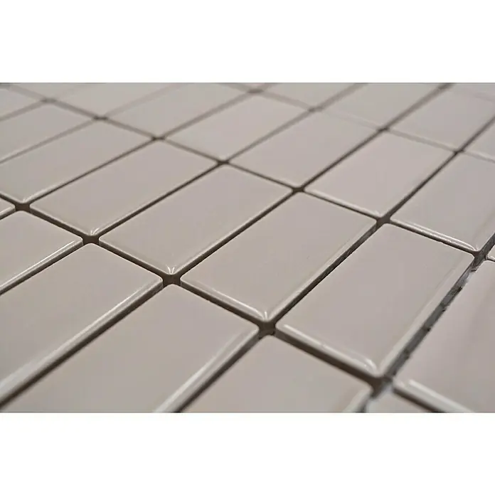 Mosaikfliese Stäbchen Uni ST 410 - 29,8 x 29,8 cm, Beige/Braun, Glänzend - Nahaufnahme von vielen beigen, rechteckigen Fliesen, die in einem sich wiederholenden Muster angeordnet sind und eine saubere, moderne Ästhetik erzeugen.
