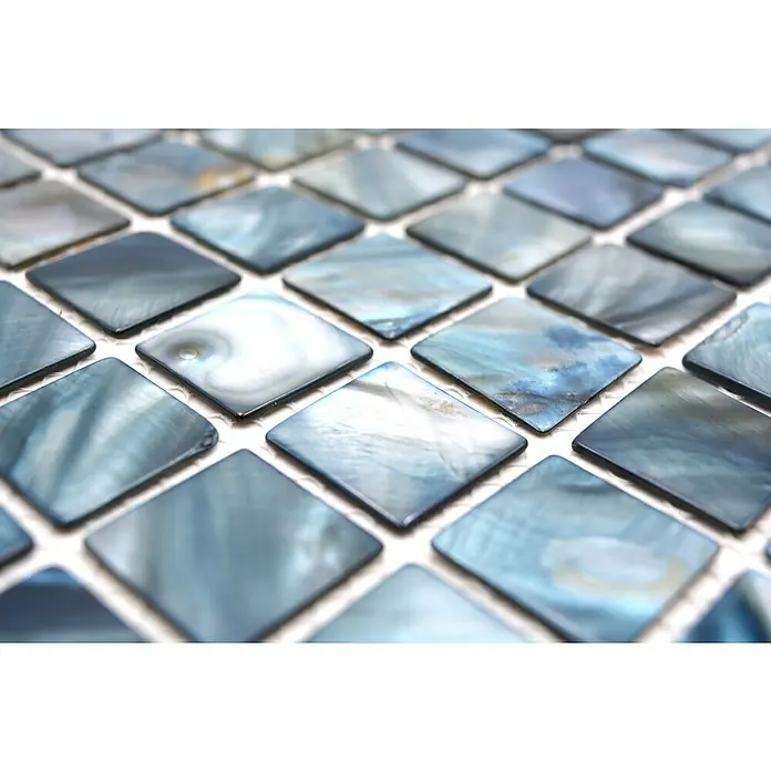 Mosaikfliese Quadrat Mix SM 2582 - 30 x 30 cm, Blau/Grau, Glänzend - Nahaufnahme einer Fläche mit schimmernden, quadratischen Mosaikfliesen in verschiedenen Blautönen, die ein elegantes Muster bilden.