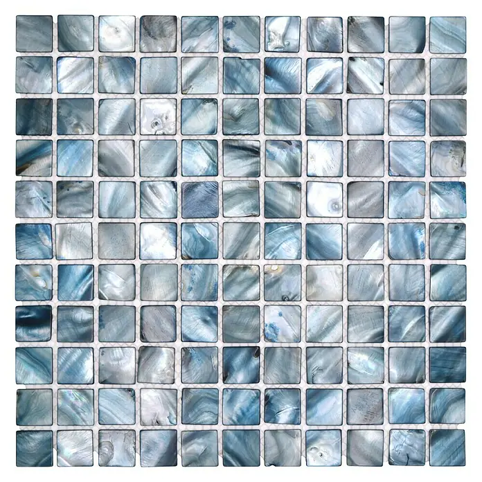 Mosaikfliese Quadrat Mix SM 2582 - 30 x 30 cm, Blau/Grau, Glänzend - Nahaufnahme eines quadratischen Mosaiks mit schimmernden blau-grauen Glasfliesen. Ein elegantes Detail für moderne Innenräume.