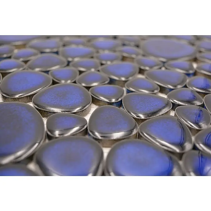 Mosaikfliese Kiesel Uni XKM 451N - 27,5 x 27,5 cm, Blau, Glänzend - Nahaufnahme von unregelmäßigen, blau schimmernden Mosaiksteinen mit glänzenden Rändern, ideal für stilvolle Wand- und Bodengestaltung.