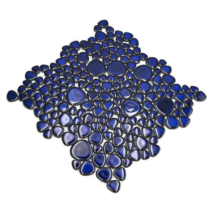 Mosaikfliese Kiesel Uni XKM 451N - 27,5 x 27,5 cm, Blau, Glänzend - Nahaufnahme eines dekorativen Untersetzers aus blau glasierten Kieselsteinen, die in einem einzigartigen, kunstvollen Muster angeordnet sind.