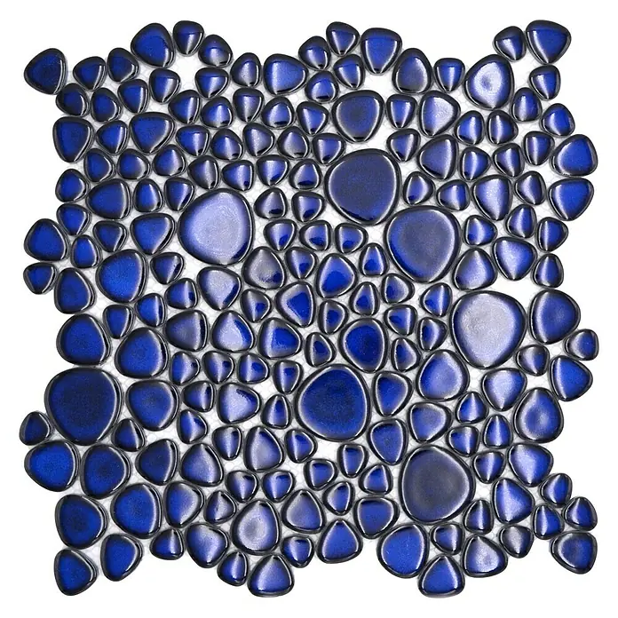 Mosaikfliese Kiesel Uni XKM 451N - 27,5 x 27,5 cm, Blau, Glänzend - Das Bild zeigt ein Mosaik aus blauen, abgerundeten Keramiksteinen. Diese sind unregelmäßig geformt und auf einer weißen Unterlage befestigt.