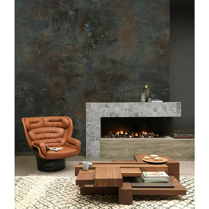Rasch Factory 4 Fototapete Digitaldruck - 212 x 300 cm, Braun - Elegantes Wohnzimmer mit braunem Ledersessel, modernem Couchtisch und stilvollem Kamin.