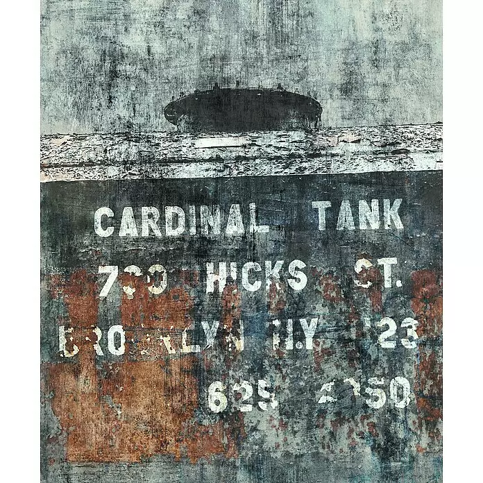 Rasch Factory 4 Fototapete Digitaldruck II - 250 x 300 cm, Grün - Stark verrosteter, dunkelblauer Lagertank mit verblasstem weißem Schablonentext: 'CARDINAL TANK' und Adressdetails.