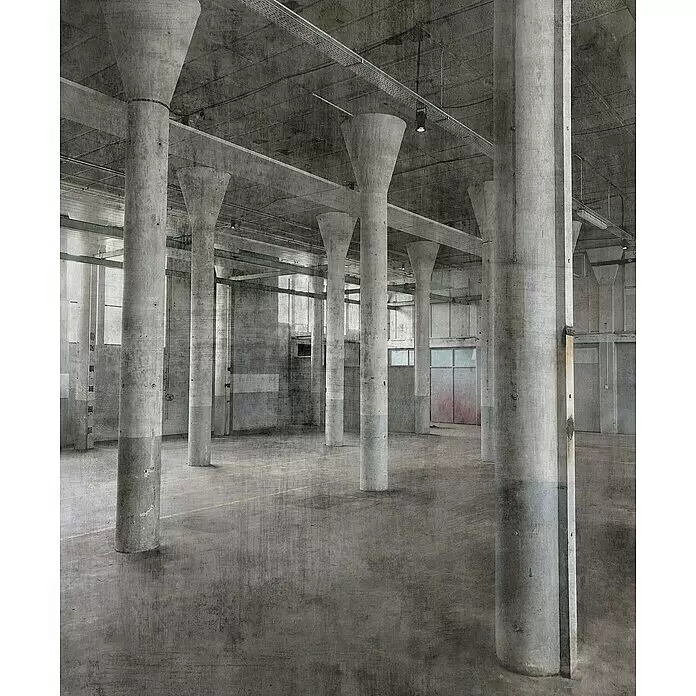 Rasch Factory 4 Fototapete Digitaldruck - 250 x 300 cm - Geräumige leere Industriehalle mit vielen grauen Betonpfeilern, Trägern und strukturiertem Betonboden.