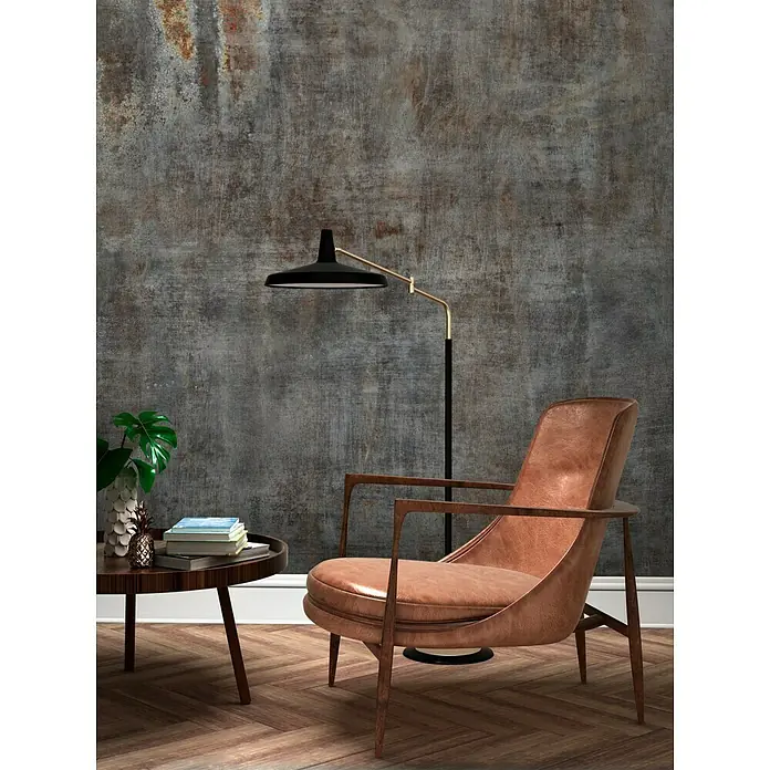 Rasch Factory 4 Fototapete Digitaldruck III - 400 x 300 cm, Betongrau - Ein elegantes Interieur mit einem Ledersessel und einer Stehlampe vor einer strukturierten Wand. Der Sessel lädt zum Verweilen ein.