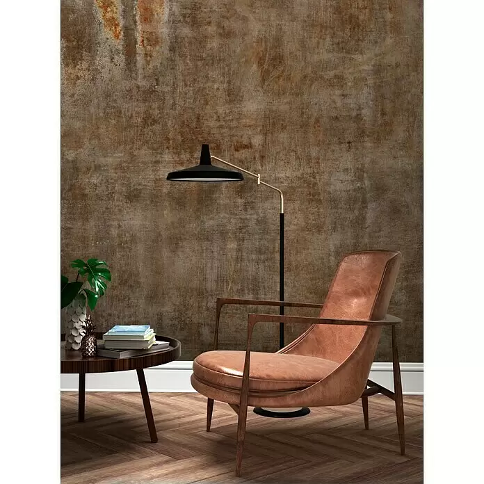 Rasch Factory 4 Fototapete Digitaldruck III - 400 x 300 cm, Betonbraun - Ein brauner Ledersessel mit Holzarmlehnen, Teil eines gemütlichen Loungebereichs mit Beistelltisch und Stehlampe.