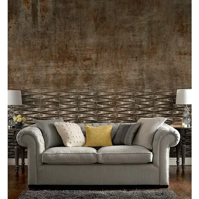 Rasch Factory 4 Fototapete Digitaldruck I - 400 x 300 cm, Betonbraun - Helles graues Stoffsofa mit verschiedenen Zierkissen in einem Wohnzimmer, vor einer strukturierten Wand, flankiert von Beistelltischen mit Lampen.