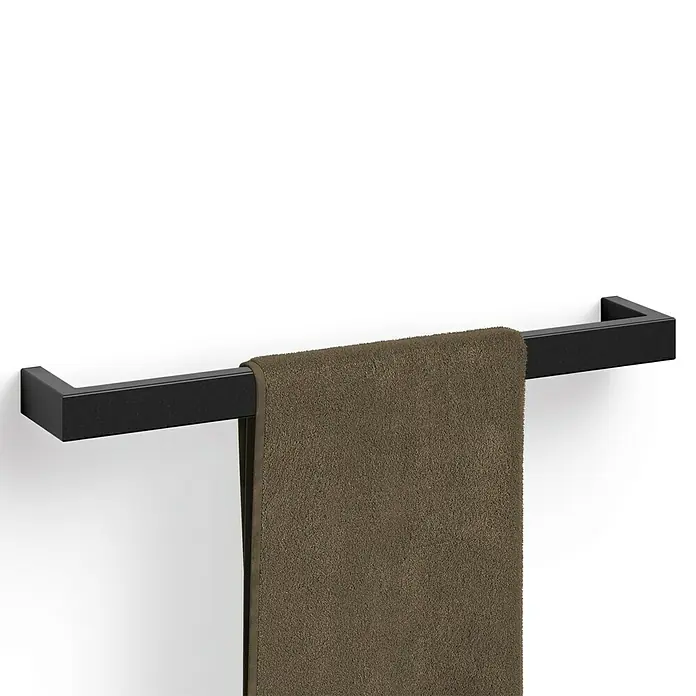 Zack Handtuchstange Linea - Breite: 61,5 cm, Schwarz - Ein modernes, schwarzes Handtuchgestell mit einem braunen Handtuch, das für jedes Badezimmer eine stilvolle und praktische Ergänzung darstellt.
