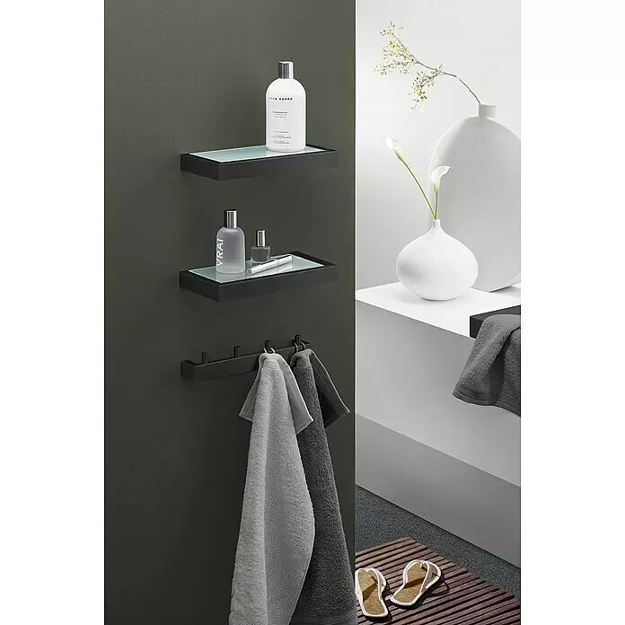 Zack Hakenleiste Linea - Schwarz, Matt - Mattschwarze Badregale mit Toilettenartikeln und passende Handtuchhakenleiste mit grauen Handtüchern im modernen Bad.