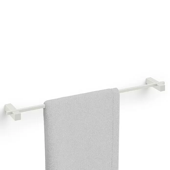 Zack Carvo Handtuchstange - Breite: 65,8 cm, Weiß, Matt - Heller grauer Handtuchhalter aus Metall mit einem hellgrauen Handtuch.