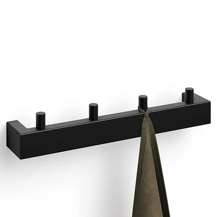 Zack Hakenleiste Linea - Schwarz, Matt - Eine schwarze Kleiderleiste mit vier Haken und einem hängenden Handtuch. Das Produkt ist schlicht und modern gestaltet.