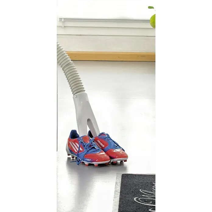 Voltomat Elektro-Luftentfeuchter mit Schuhtrockner - 520 W, Entfeuchtungsleistung: 30 l/Tag, L x B x H: 31,5 x 39,5 x 53,5 cm, Weiß, Grau - Nahaufnahme von leuchtend blauen und roten Adidas F50 Fußballschuhen, die auf einem glänzenden Boden neben einem Staubsauger stehen.