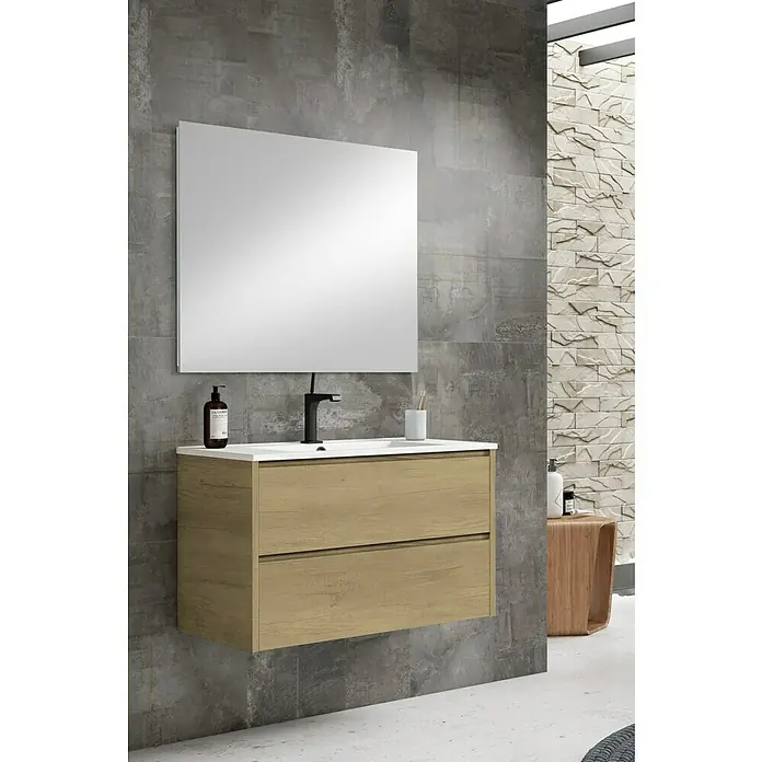 Conjunto de mueble de baño Iris 2C - Nogal, 3 pzs. - Elegante interior de baño con un moderno mueble de lavabo con textura de madera, elegante grifo negro y espejo minimalista.