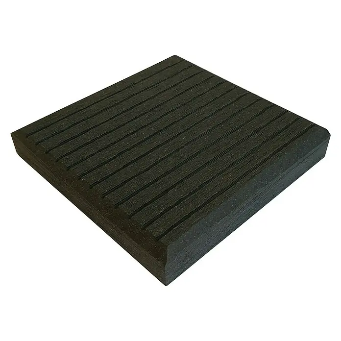 Kiehnholz Pfostenkappe - 12 x 12 cm, Verbundwerkstoff - Eine Nahaufnahme eines quadratischen, schwarzen Terrassenpads mit Rillenmuster. Ideal für den Außenbereich.