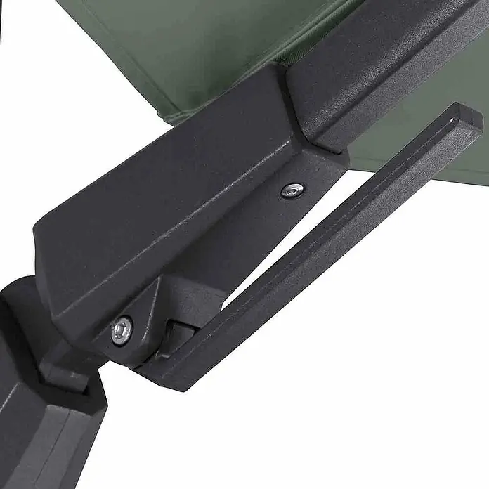 Siena Garden Ampelschirm Sunset N+ - Olive, Bespannungsmaß (L x B): 350 x 350 cm - Nahaufnahme eines schwarzen Sonnenschirms, der einen stabilen und robusten Eindruck macht. Die Details des Mechanismus sind gut sichtbar.